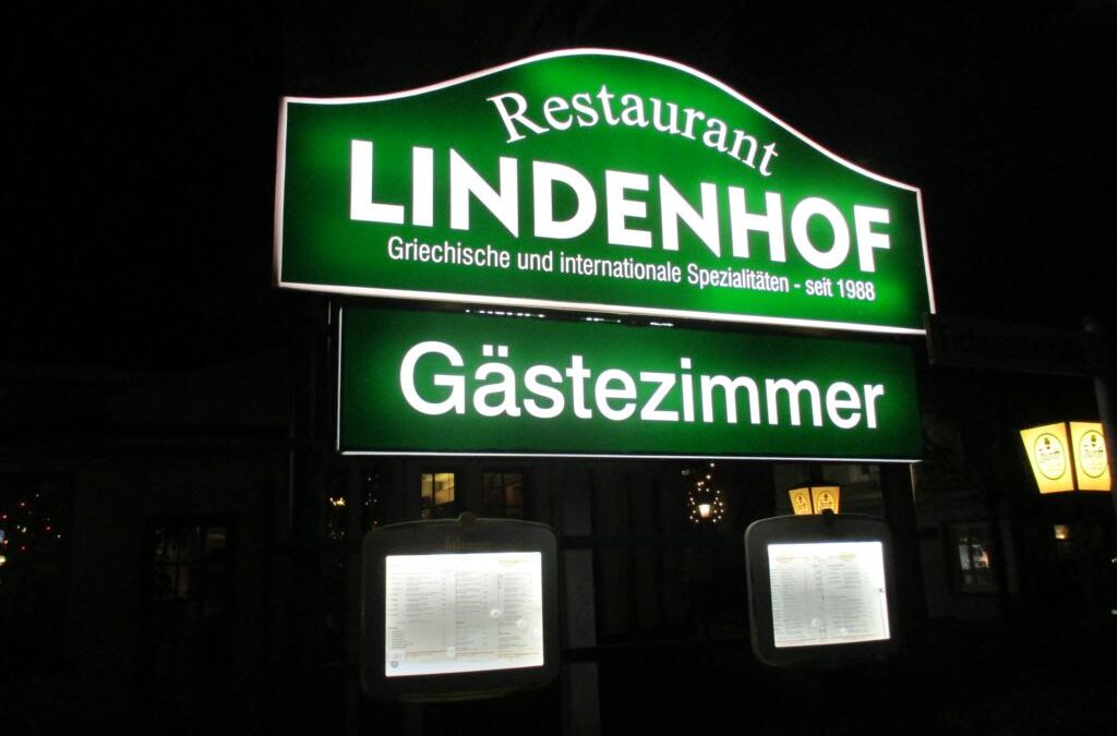 Lichtwerbung Bergisch Gladbach, Restaurant Lindenhof entschied sich für das Flachtransparent in grün, plus zwei neue Speisekartenkästen um den Kunden einen perfekten ersten Eindruck zu übermitteln.
