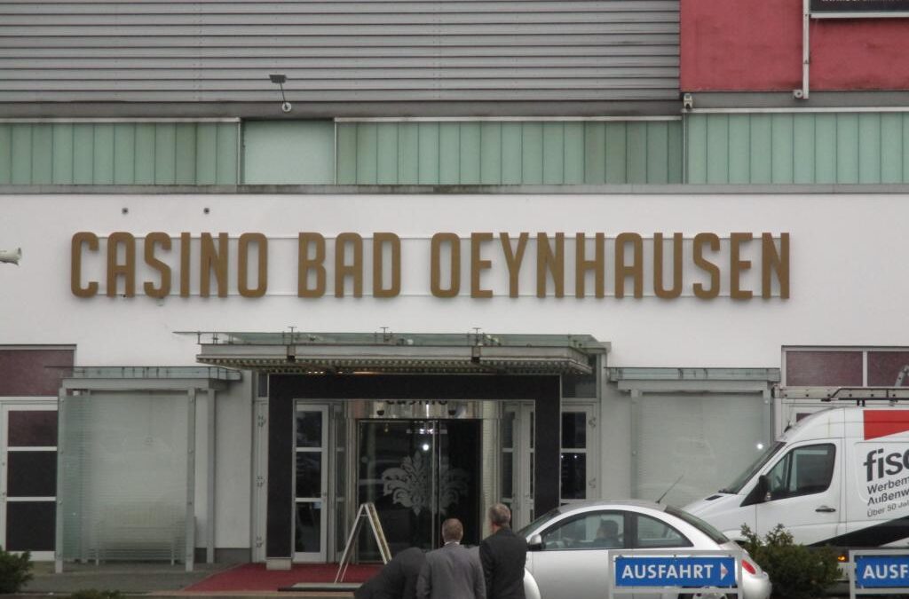 Außenwerbung Bad Oeynhausen, das Casino Bad Oeynhausen wirkt durch die LED-Einzelbuchstaben in gold besonders prunkvoll und wird somit seinem Ruf gerecht.