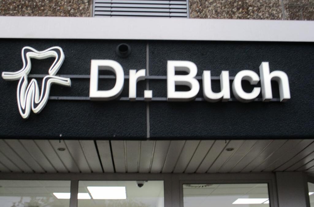 Leuchtreklame Erkrath, Dr. Buch ist sein Auftreten genauso wichtig, wie gesunde Zähne. Nach außen zeigt er sich mit einer Außenwerbung aus Einzelbuchstaben mit LED-Technik. Natürlich in weiß!
