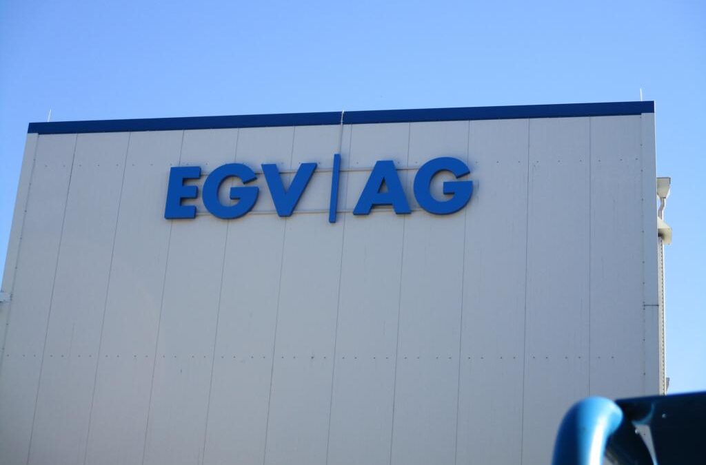 Leuchtreklame Unna, die EGV AG Außenwerbung in großer Ausführung. Die Lichtwerbung bestehend aus Einzelbuchstaben mit LED-Technik tragen das Logo des Unternehmens auch Nachts durch die Ortschaft.