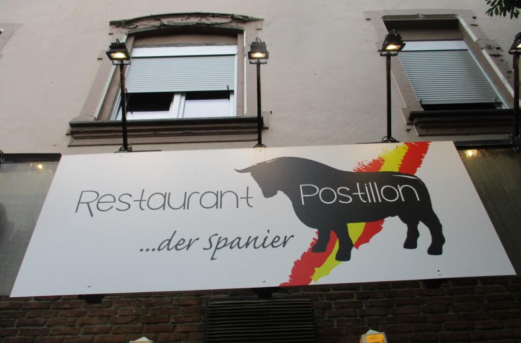 Außenwerbung Mettmann, die Reklame von Postillon zeigt die etwas kostengünstigere Variante bei der Leuchtreklame. Dennoch ist das Flachschild eine gute Wahl und durch die LED-Bestrahlung auch immer sichtbar!