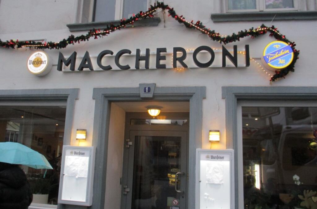 Lichtwerbung Mönchengladbach, Maccheronis neue LED-Einzelbuchstaben Außenwerbung