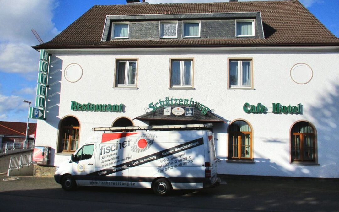 Lichtwerbung Burscheid, Außenwerbung mit Kombination aus LED/Neon Einzelbuchstaben und Flachtransparenten die auffällt.
