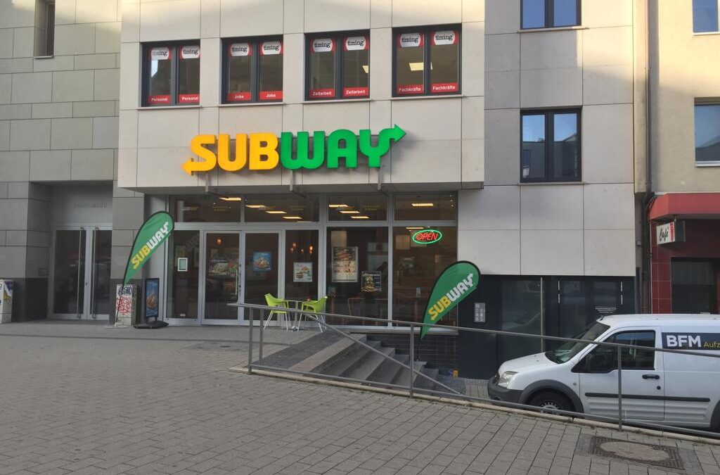 Lichtwerbung Haan, auch die bekannte Fast-Food-Kette Subway vertraut auf die LED-Einzelbuchstaben Au&szlig;enwerbung, um auch sp&auml;ter am Abend noch die Aufmerksamkeit auf sich zu ziehen.