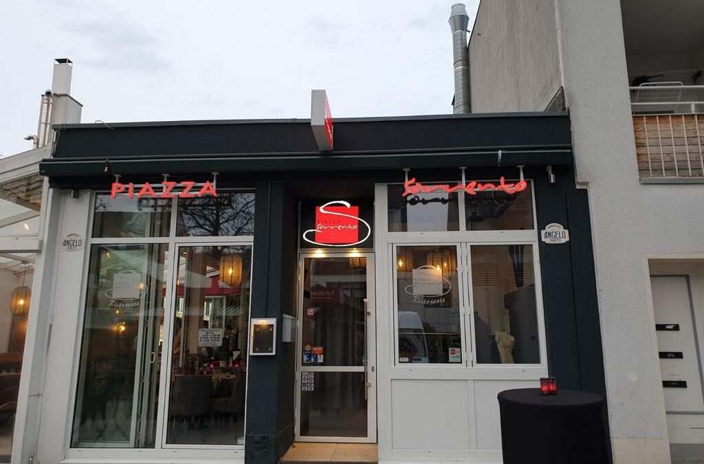 Leuchtreklame Krefeld – Außenwerbung Piazza Sorvento – Einzelbuchstaben und Flachtransparent mit LED-Technik