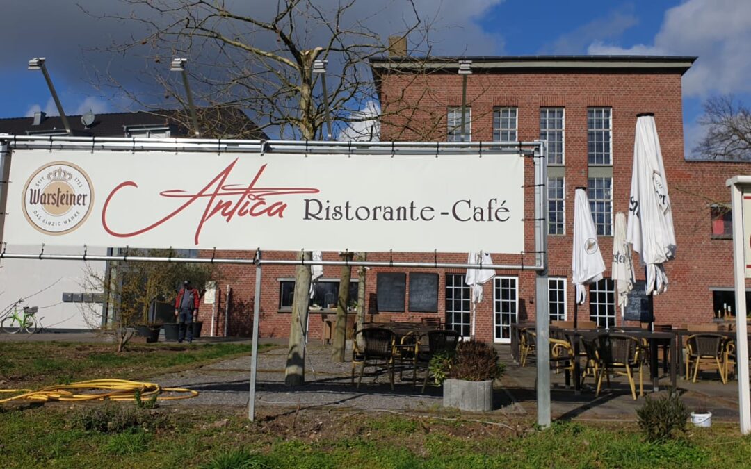 Außenwerbung Kevelaer, die freistehende Banneranlage für Antica Ristorante-Café ist perfekt um Werbung zu platzieren, auch wenn keine Halterung in der Nähe ist. Dank der inklusiven LED-Strahler-Beleuchtung ist die Reklame auch zu jeder Zeit sichtbar!