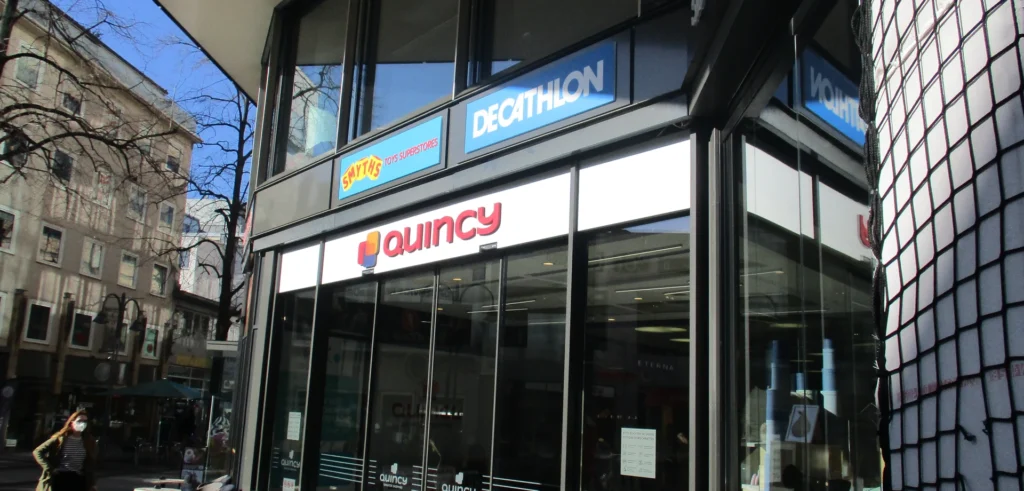 Außenwerbung für das Quincy Einkaufszentrum in Köln