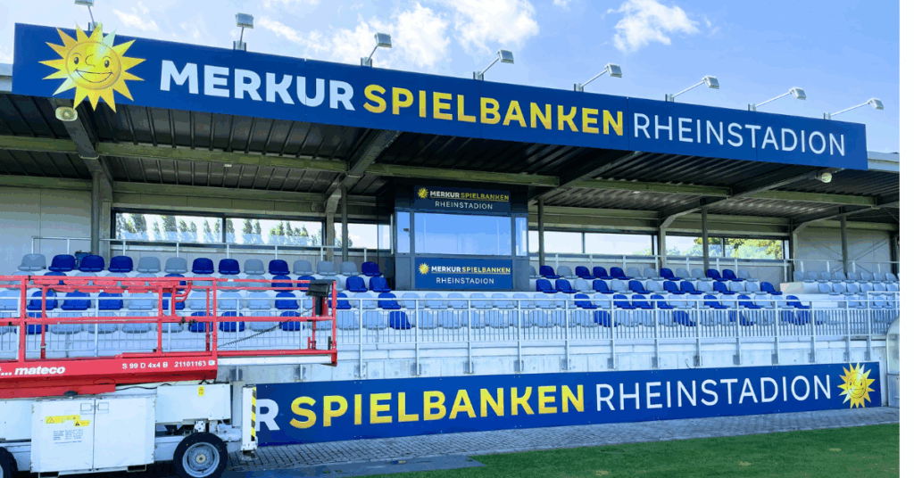 Stadionwerbung in Monheim mit Beleuchtung in NRW